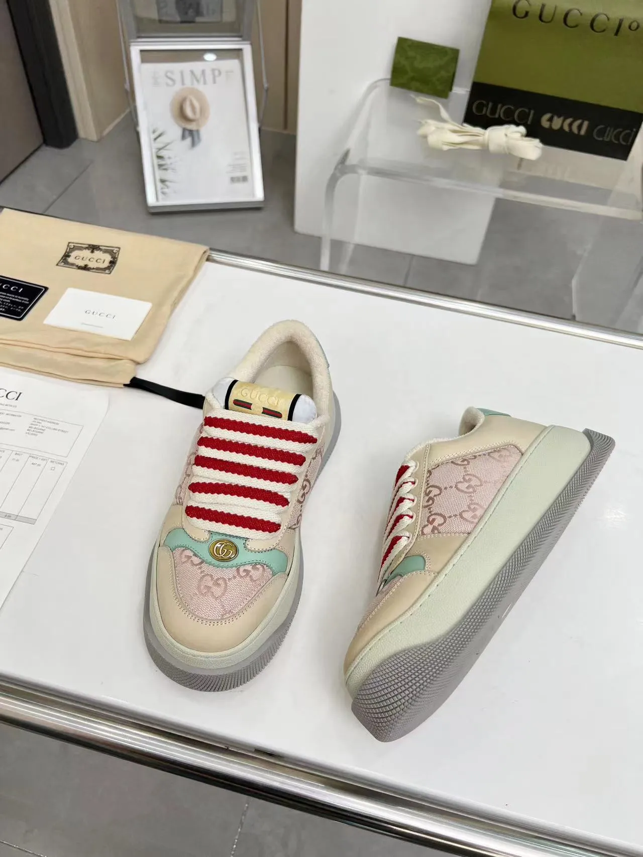 👟👟Ex-factory price 520👟👟 Gucci New Screener Series Couple Style Chubby Bread Shoes Small Dirty Shoes Fatty Double G Casual Sneakers Original Purchase Development Original Purchase Develop The Screener series of sneakers are inspired by the classic sneakers of the 1970s, named after the defensive action in sports. They are decorated with striped webbing on the side and embellished with retro Gucci logos. These sneakers are made of GG canvas. Purple leather details add depth to the piece with sharp contrast, and the details are fuller. Exquisite packaging at the delivery counter Fabric: Original imported cowhide + double G fabric Lining: Original customized breathable towel velvet Sole: Original molded T👟👟 Factory price U outsole Sole thickness: 6CM Size: Women's 35-40 / Men's 39-45